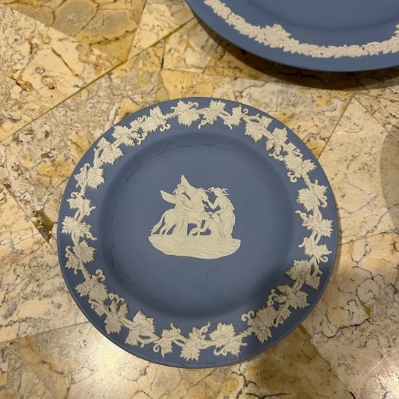 SET OF 3 Wedgwood Blue ceramic small plates - Picture 3 of 6